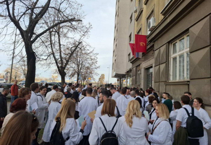 (FOTO/VIDEO) Lekari KCV stigli ispred Lekarske komore, traže podršku i solidarnost struke za studente