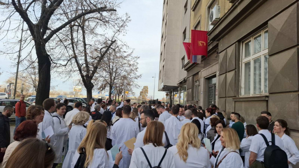 (FOTO/VIDEO) Lekari KCV stigli ispred Lekarske komore, traže podršku i solidarnost struke za studente