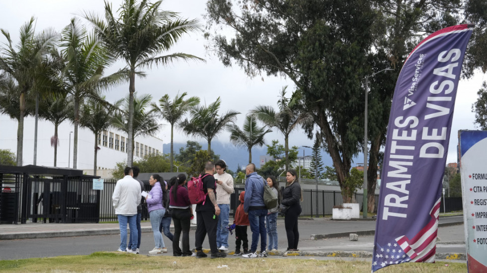 (FOTO) Kolumbija potvrdila dolazak još jednog aviona sa migrantima deportovanim iz SAD