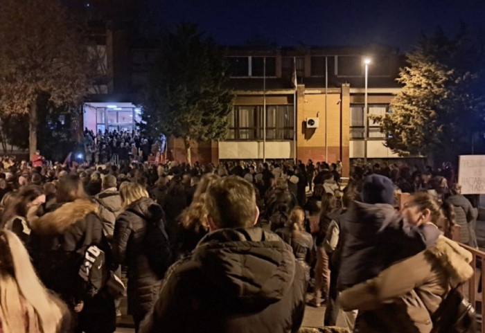 (FOTO/ VIDEO) Protest kod OŠ "Despot Stefan Lazarević" u Mirijevu: Roditelji u šetnji podrške prosvetnim radnicima