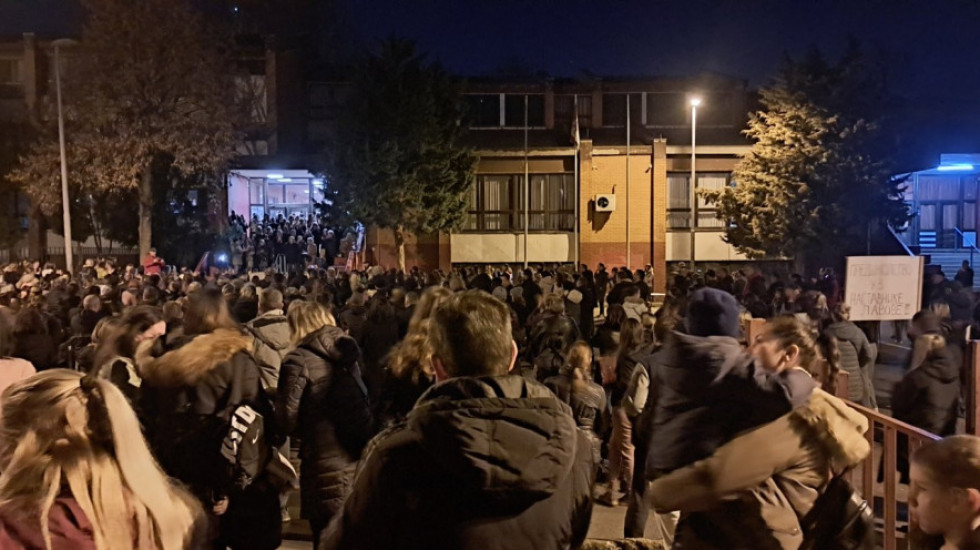 (FOTO/ VIDEO) Protestno ukupljanje u Mirijevu: Roditelji u šetnji podrške prosvetnim radnicima