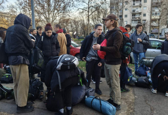 (FOTO) Studenti peške od Beograda do Novog Sada, policija obezbeđuje trasu šetnje