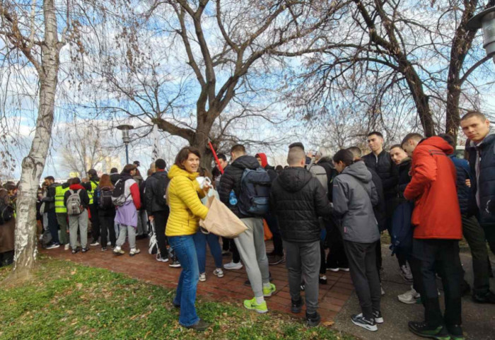 (VIDEO) Čačanski studenti i maturanti krenuli pešice za Niš na skup 1. marta