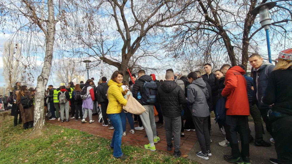 (VIDEO) Čačanski studenti i maturanti krenuli pešice za Niš na skup 1. marta