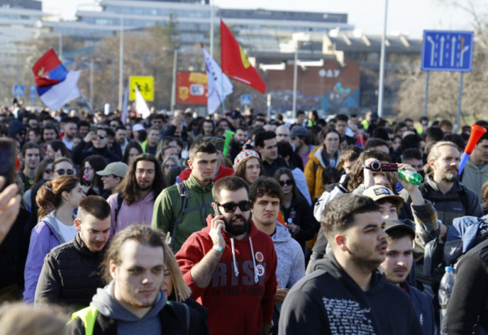 Students Begin Walking from Belgrade to Novi Sad, Police Secure the Walking Route