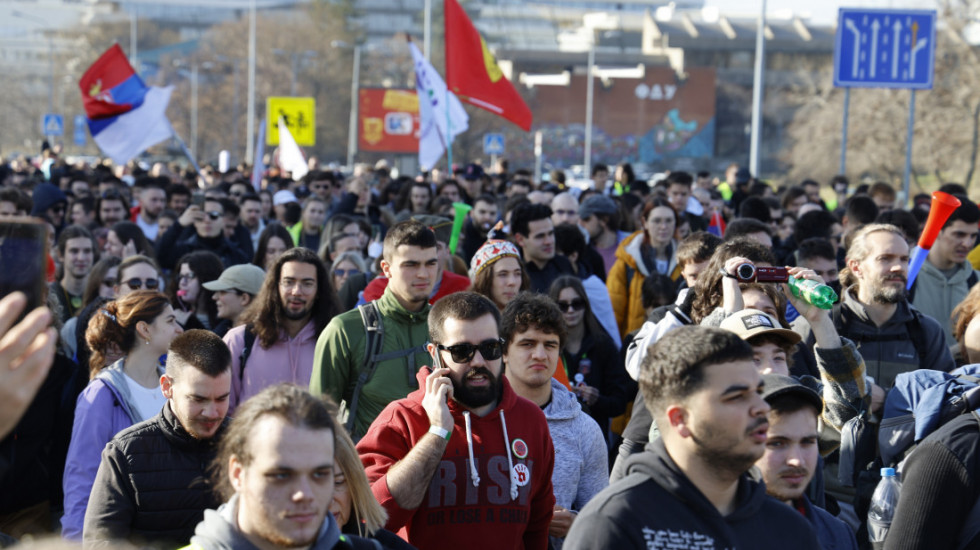 Students Begin Walking from Belgrade to Novi Sad, Police Secure the Walking Route