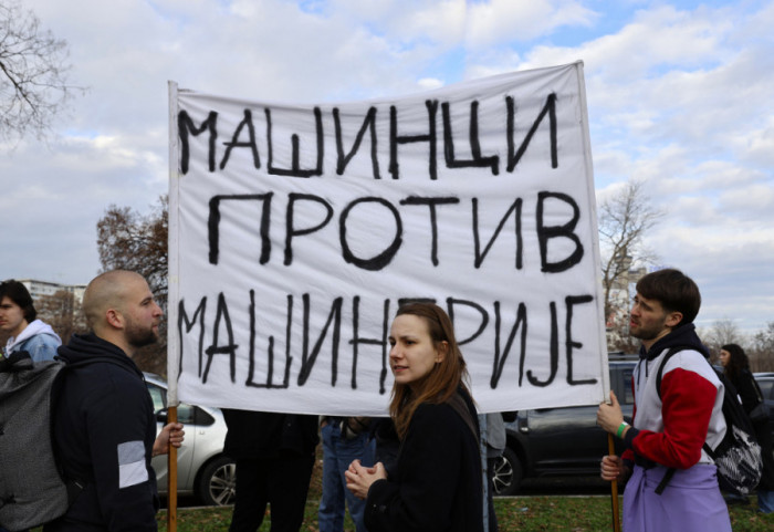 "Sistem nam se razboleo, poručuju vam medicinari": Studenti i farmaceuti protestovali ispred Ministarstva zdravlja