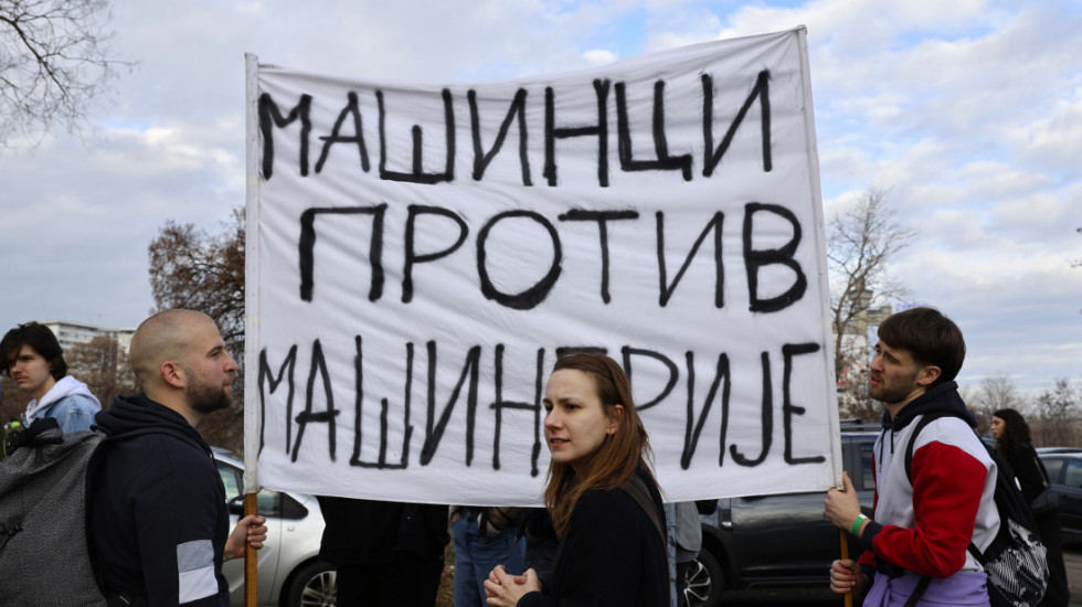 "Sistem nam se razboleo, poručuju vam medicinari": Studenti i farmaceuti protestovali ispred Ministarstva zdravlja