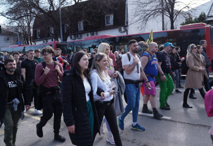 (FOTO/VIDEO) Studenti pešače od Beograda do Novog Sada: Stigli su u Batajnicu, građani ih pozdravljaju, policija prati