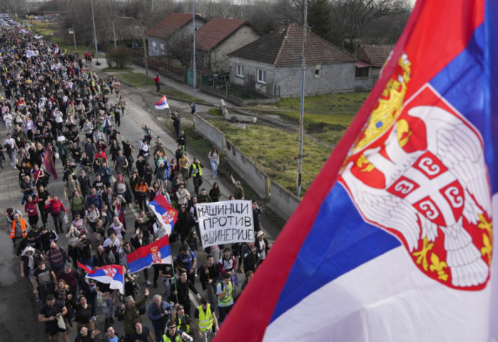 (VIDEO) Studenti koji pešače do Kragujevca imali "domaćinski doček" u Mladenovcu