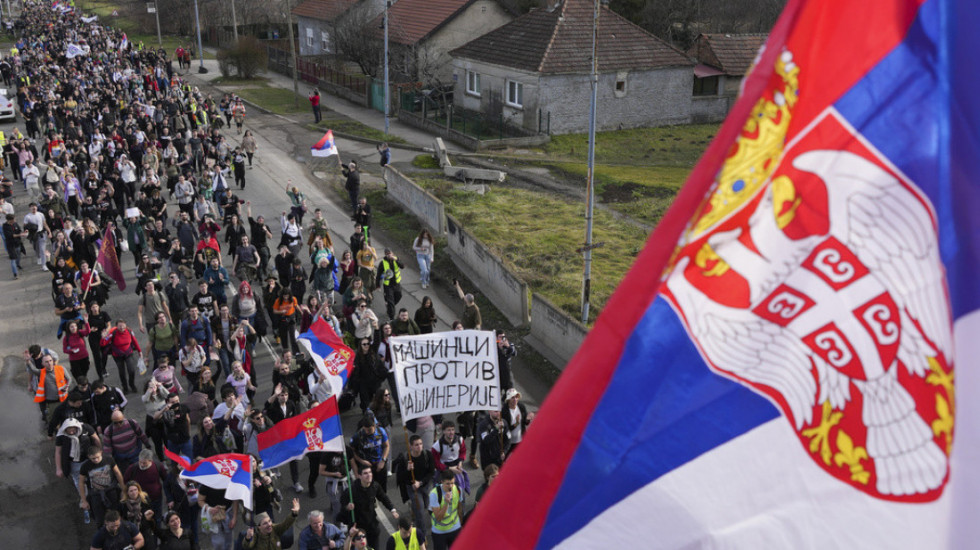 (VIDEO) Studenti koji pešače do Kragujevca imali "domaćinski doček" u Mladenovcu