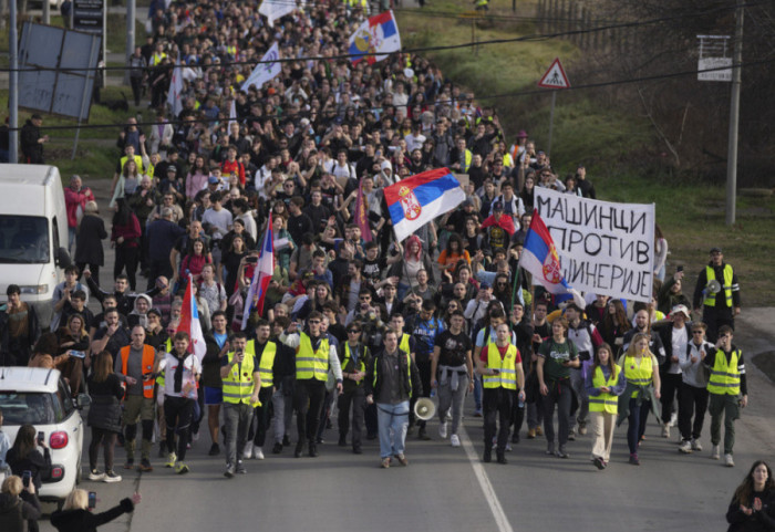 (FOTO/VIDEO) Studenti pešače od Beograda do Novog Sada: Građani ih čekaju i pozdravljaju, policija prati