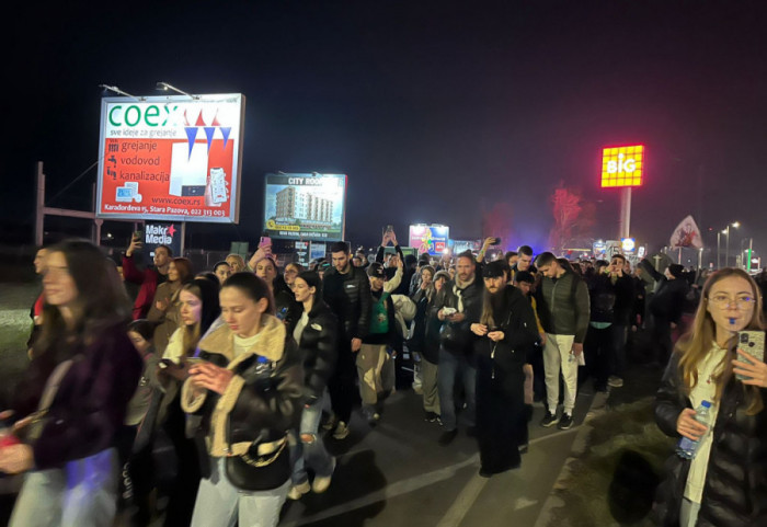 (FOTO/VIDEO) Studenti pešače od Beograda do Novog Sada: Paori ih prate traktorima do Rume, vijore se zastave