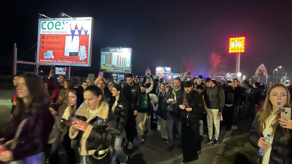 (FOTO/VIDEO) Studenti pešače od Beograda do Novog Sada: Vatromet na dočeku u Staroj Pazovi, traktori u pratnji