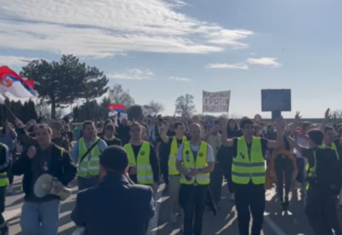 (FOTO/VIDEO) Studenti nastavljaju pešačenje do Novog Sada: Stigli u Bešku, meštani ih dočekali sa hranom i pićem