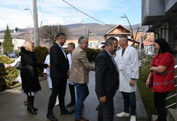 Predstavnici Srpske liste u Zubinom Potoku porodici Kovačević uručili ključeve nove kuće i obišli Dom zdravlja