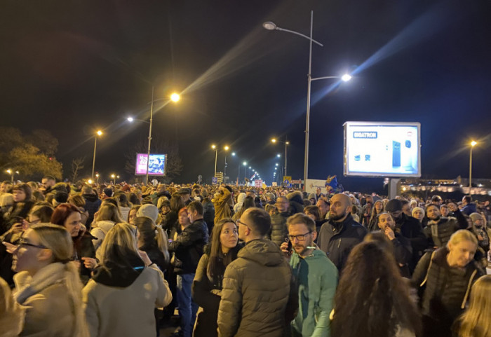 (FOTO/VIDEO) "Pa di ste Beograđani": Studenti iz Beograda stigli do Petrovaradina, dočekale ih novosadske kolege