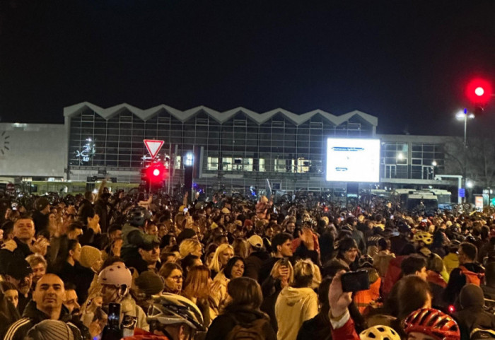 (FOTO/VIDEO) Studenti iz Beograda stigli u Novi Sad, održano 15 minuta tišine ispred Železničke stanice