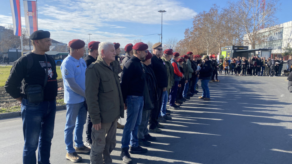 (FOTO) Tri meseca od nesreće u Novom Sadu: Odata počasat stradalima uz petnaestominutnu tišinu, polaganjem venca i cveća