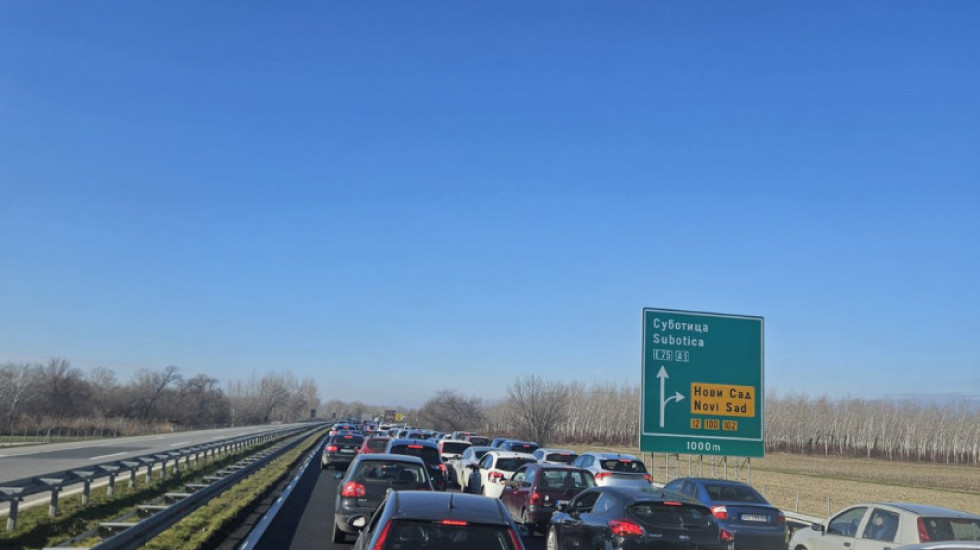 (FOTO/VIDEO) Duge kolone automobila ka Novom Sadu, građani iz raznih delova Srbije krenuli na blokade mostova