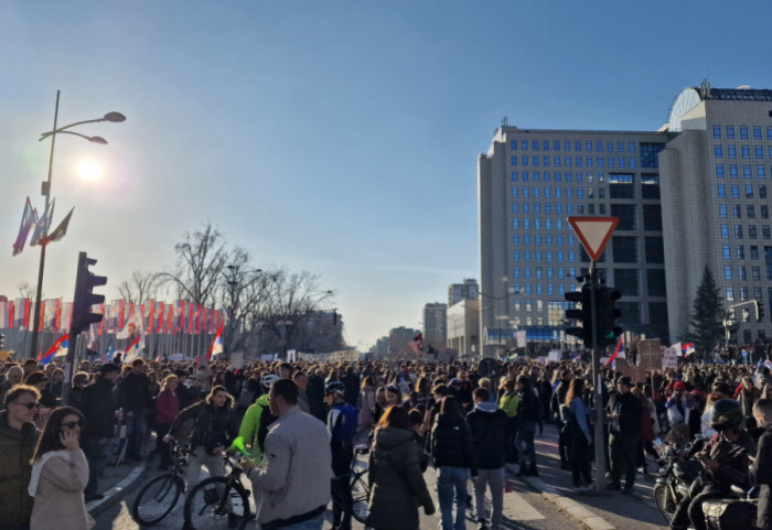 (FOTO/VIDEO) "Premostićemo i ovo": Blokirana sva tri mosta u Novom Sadu, građani iz cele Srbije i dalje pristižu