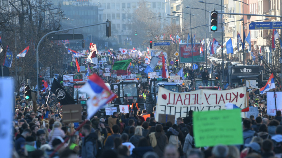 (FOTO/VIDEO) "Premostićemo i ovo": Blokirana sva tri mosta u Novom Sadu, građani iz cele Srbije i dalje pristižu