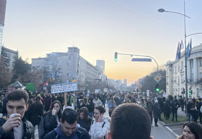 (FOTO/VIDEO) "Premostićemo i ovo": Mostovi u Novom Sadu blokirani, bulevari zakrčeni, građani neprestano pristižu