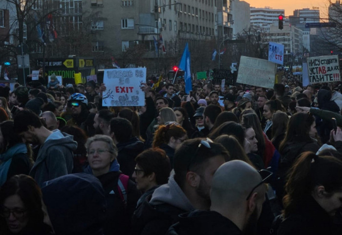 (FOTO/VIDEO) "Premostićemo i ovo": Završena blokada dva mosta, studenti i građani se kreću ka Mostu slobode