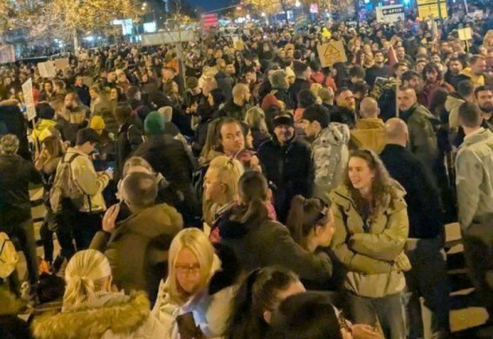 (FOTO/VIDEO) "Premostićemo i ovo": Blokiran Most slobode, građani i dalje pristižu u velikom broju