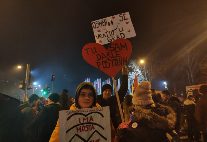 (FOTO/VIDEO) "Premostićemo i ovo": Blokiran Most slobode u Novom Sadu, održano 15 minuta tišine