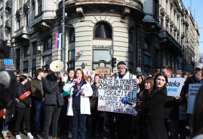 Protest zaposlenih "Apoteka Beograd", pa blokada ulica i 15 minuta tišine sa studentima za stradale u Novom Sadu