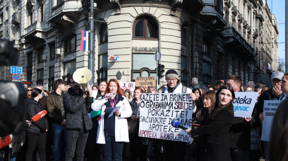 Protest zaposlenih "Apoteka Beograd", pa blokada ulica i 15 minuta tišine sa studentima za stradale u Novom Sadu