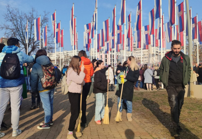 (FOTO/VIDEO) Blokada Mosta slobode do 18 sati: Plenum "izglasao" čišćenje ulica, beogradski taksisti došli po studente