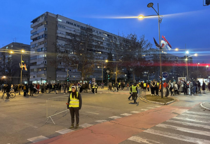 (FOTO/VIDEO) Prekidom blokade na novosadskom Mostu slobode završen protest studenata i građana nakon 27 sati