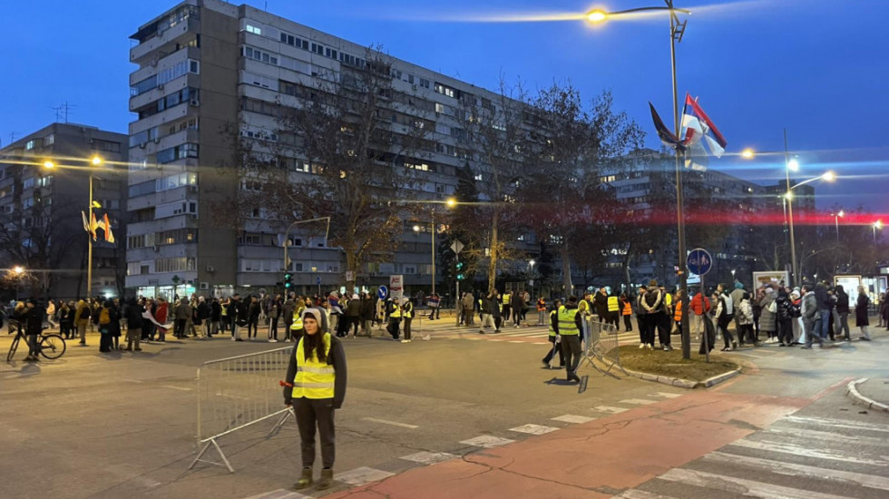 (FOTO/VIDEO) Prekidom blokade na novosadskom Mostu slobode završen protest studenata i građana nakon 27 sati