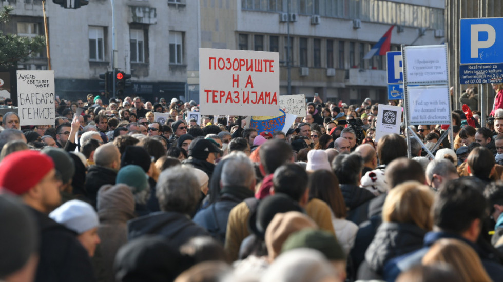 (FOTO) "Kultura u blokadi": Umetnici i kulturni radnici lancima "zaključali" vrata Ministarstva