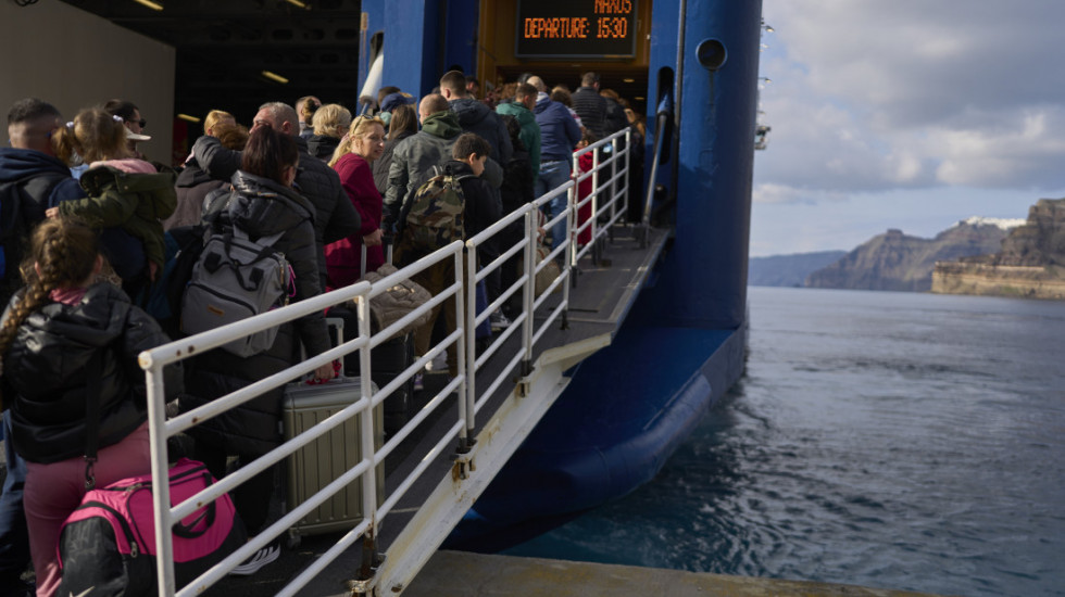 (FOTO) Serija zemljotresa na Santoriniju: Meštani napuštaju ostrvo koje se trese na par minuta