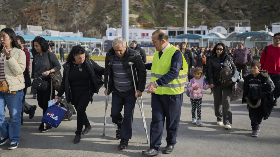 Oko 11.000 ljudi napustilo Santorini nakon niza zemljotresa, evakuacija se nastavlja