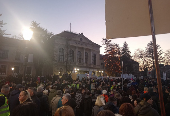 (FOTO) "Bez nas nema budućnosti": Protest "Prosvetari za prosvetu" u Kragujevcu, kolonu predvodili poljoprivrednici