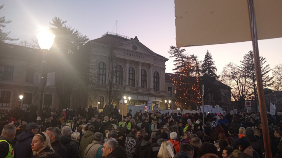 (FOTO) "Bez nas nema budućnosti": Protest "Prosvetari za prosvetu" u Kragujevcu, kolonu predvodili poljoprivrednici