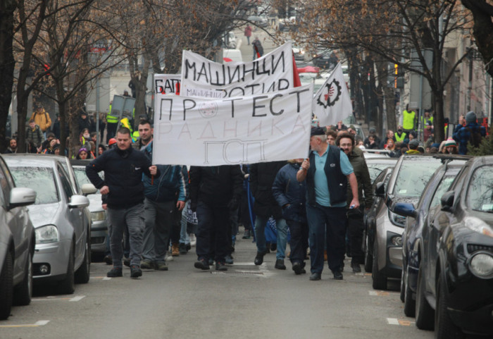 (FOTO/VIDEO) "Rok je 14 dana": Radnici GSP predali zahteve u Skupštini grada, uz podršku studenata