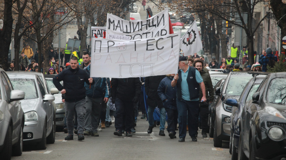 (FOTO/VIDEO) "Rok je 14 dana": Radnici GSP predali zahteve u Skupštini grada, uz podršku studenata