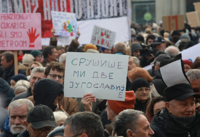 (FOTO) Skup penzionera na Trgu republike: Podrška studentima i 15 minuta tišine