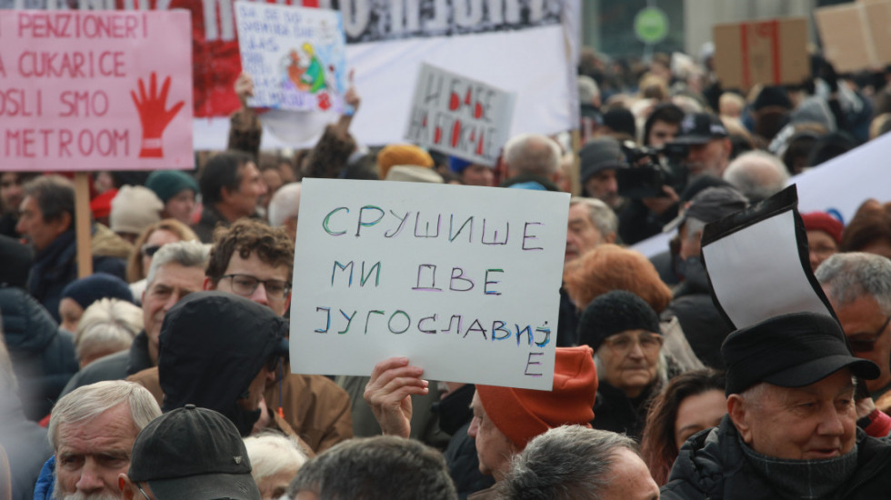 (FOTO) Skup penzionera na Trgu republike: Podrška studentima i 15 minuta tišine