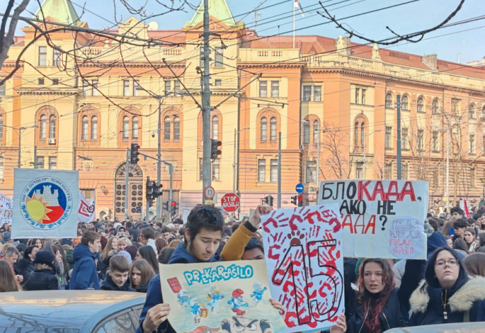 (FOTO) Dekani osam beogradskih fakulteta podržali prosvetne radnike na protestu ispred Ministarstva