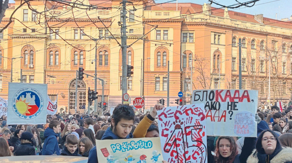 (FOTO) Dekani osam beogradskih fakulteta podržali prosvetne radnike na protestu ispred Ministarstva