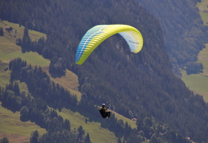 Paraglajder pao na šumu u hrvatskom Zagorju, spasioci i policija u akciji spasavanja