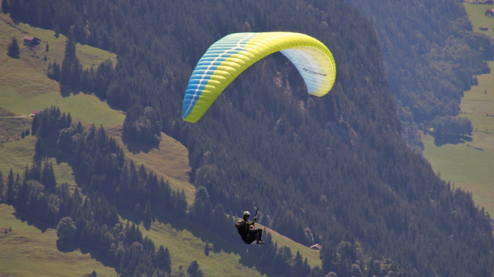 Paraglajder pao na šumu u hrvatskom Zagorju, spasioci i policija u akciji spasavanja