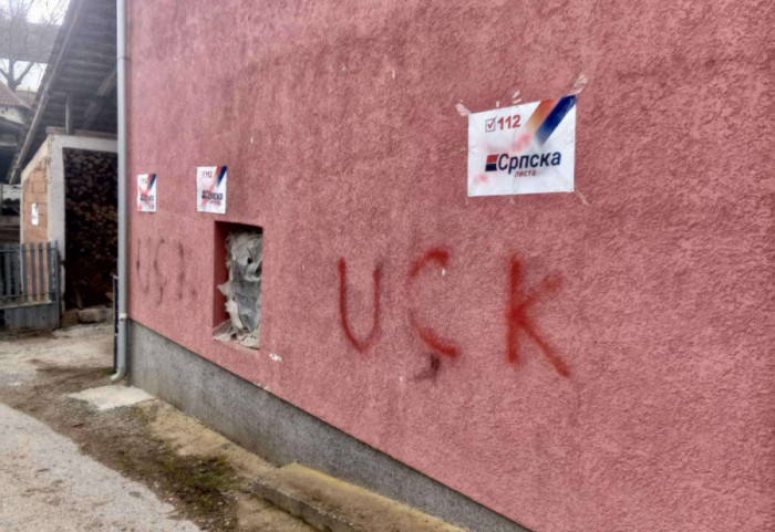 Precrtani plakati Srpske liste, ispisani grafiti "UČK" na kući u Kosovskoj Kamenici: "Sramna provokacija na račun Srba"