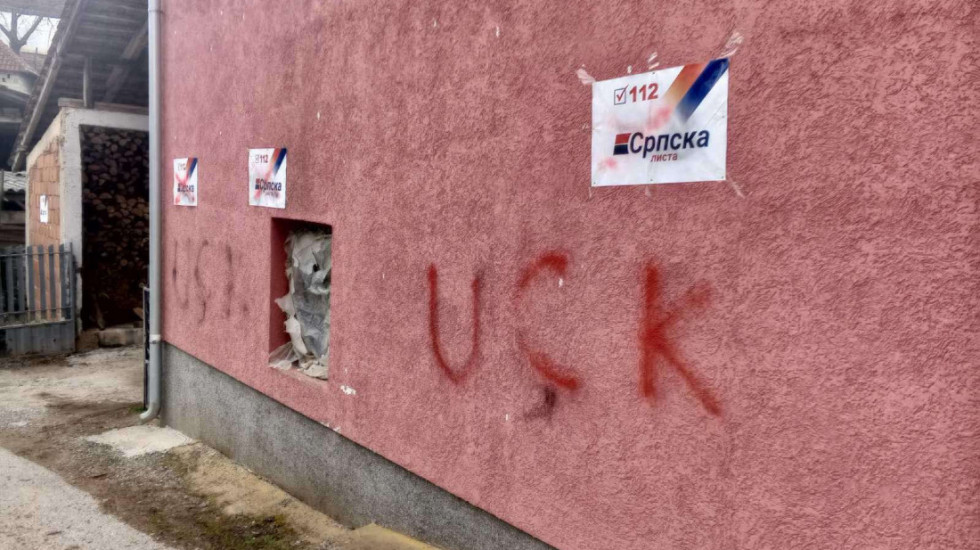 Precrtani plakati Srpske liste, ispisani grafiti "UČK" na kući u Kosovskoj Kamenici: "Sramna provokacija na račun Srba"